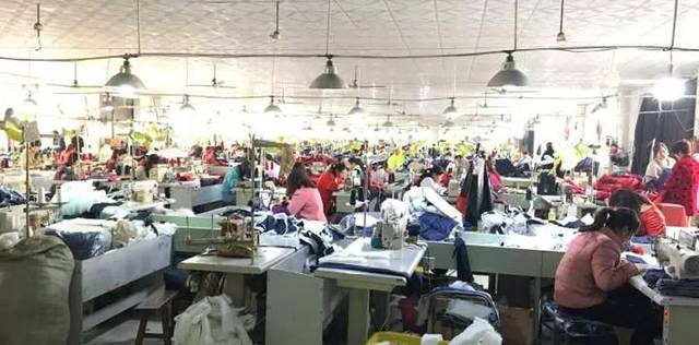 淮陰區袁集服裝廠生產旺季,吳靜、倪春曉一行人怎樣讓一車間的員工都做了這樣一件事?